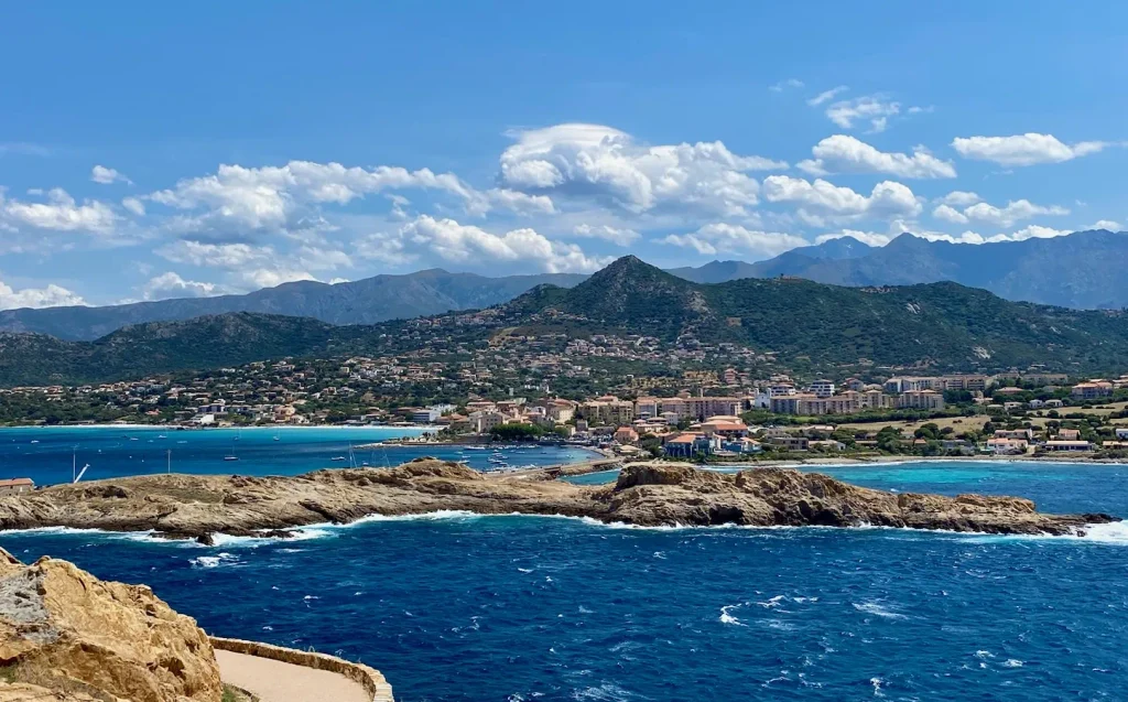 L'ile Rousse depuis l'ile de la Pietra