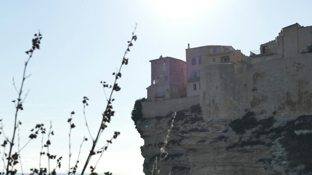 Village corse perché sur un rocher au coucher du soleil