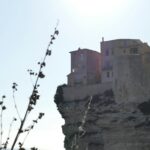 Village corse perché sur un rocher au coucher du soleil